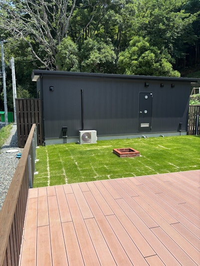 グランピング横焚火台とウッドデッキ