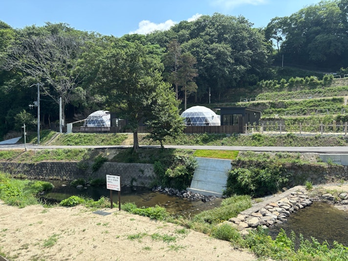 グランピングドームとダイニングキッチン棟