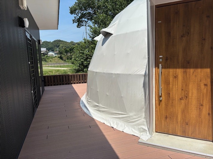 グランピングドームとダイニングキッチン棟外観