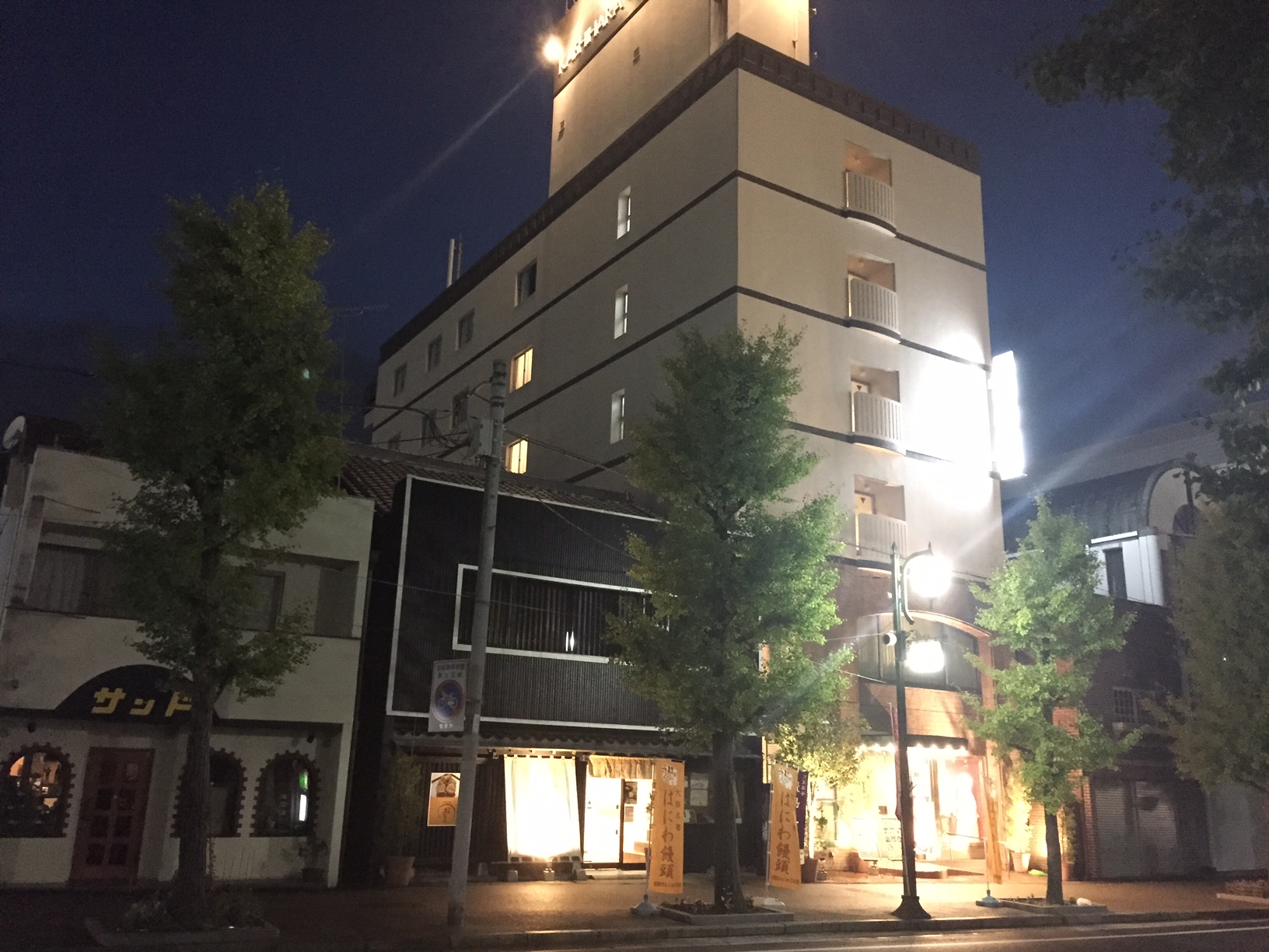 橿原神宮前駅中央口下車　橿原神宮に向かってまっすぐ進んでいただくと、徒歩２分左手にございます。