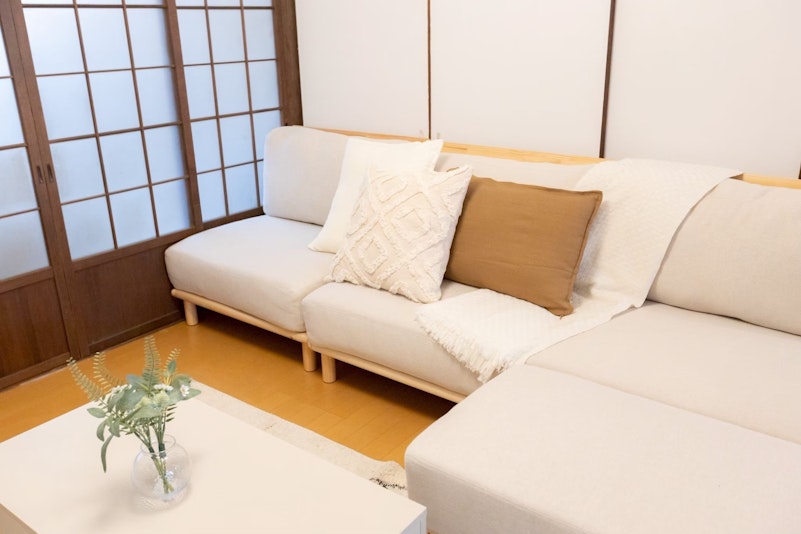 広々ソファでお寛ぎください。