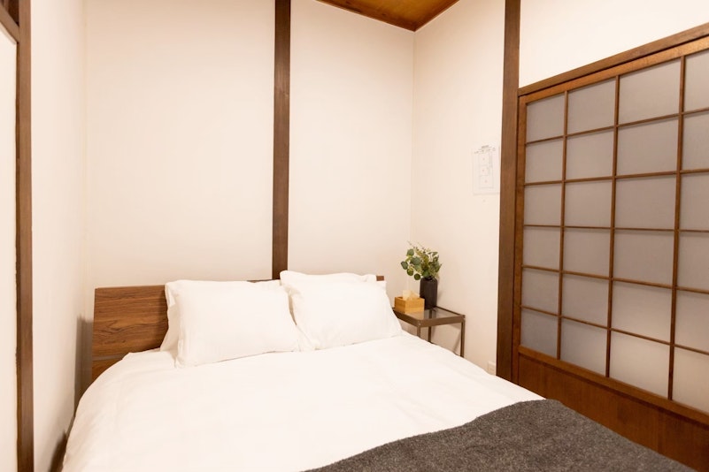 ダブルベッド1台、障子とナチュラルな雰囲気が魅力 ...