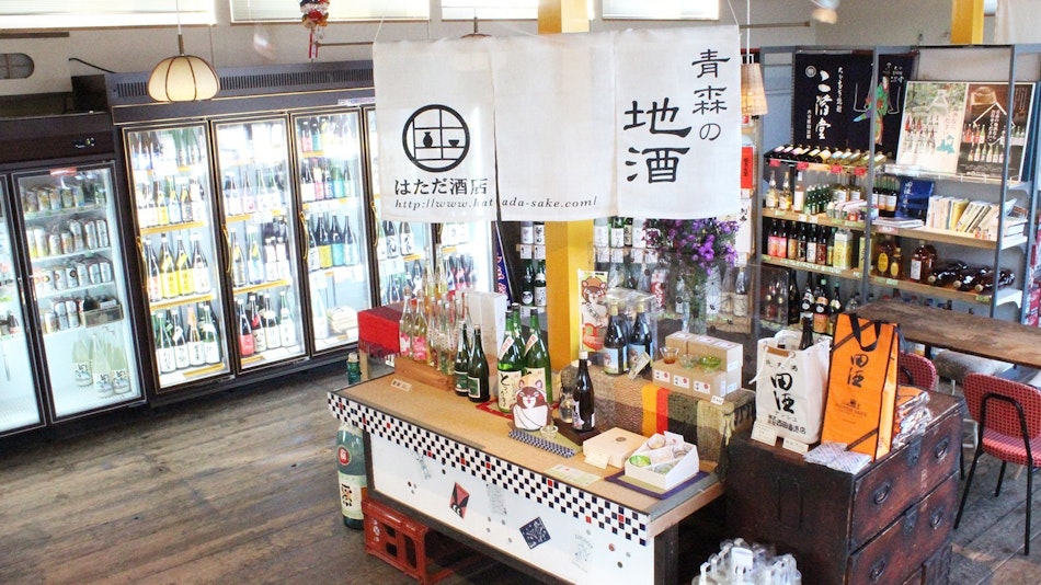 常時100種類以上の青森のお酒からお好きなお飲み物をご購入して食事と一緒にお楽しみいただけます。