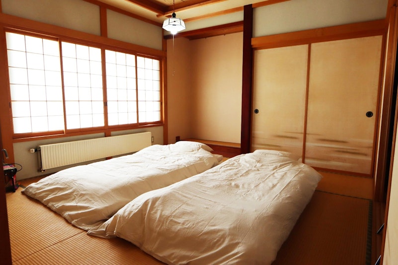 10cmの厚さのマットレスとお布団でぐっすりとお休みいただけます。