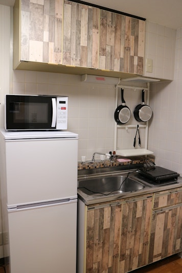 キッチンにはコンロ、電子レンジ、冷蔵庫などがあります