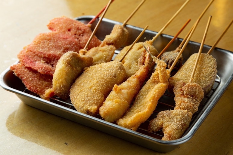 階下には系列の飲食店（串カツ、寿司）があります