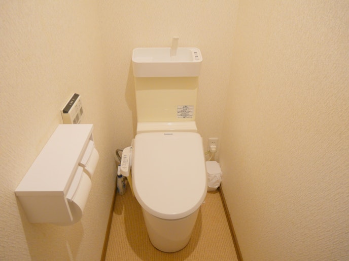 1階のトイレです。暖房便座、ウォシュレット付きです。