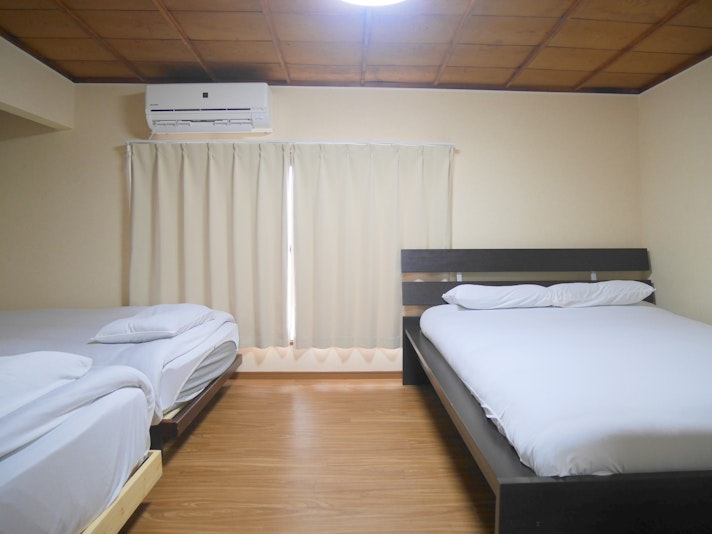 2階の寝室です。ダブルベッド、セミダブルベッド、シングルベッドがございます。