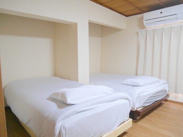 セミダブルベッドとシングルベッドがございます。