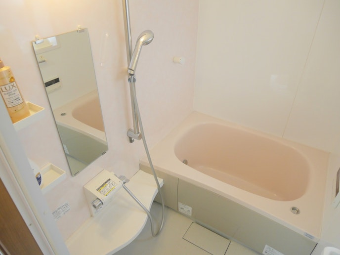 シャワールームは広々とした浴槽がございます。