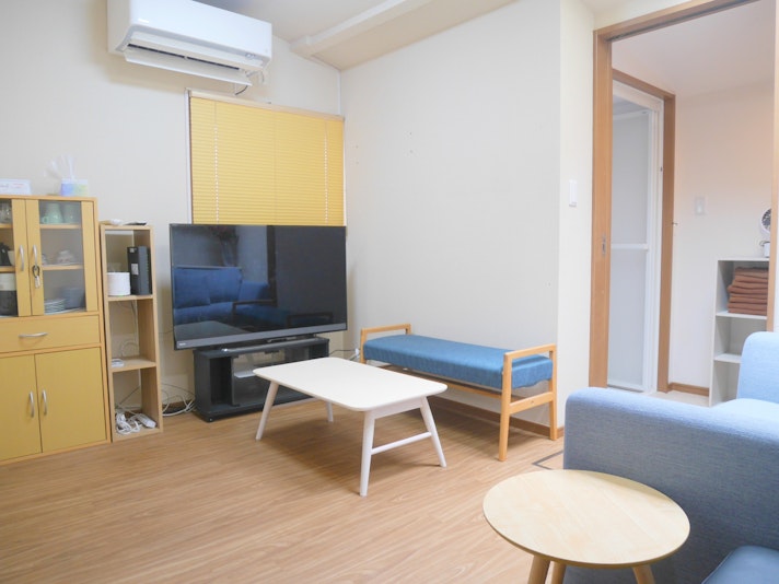 1階のリビングダイニングです。テレビがございます。