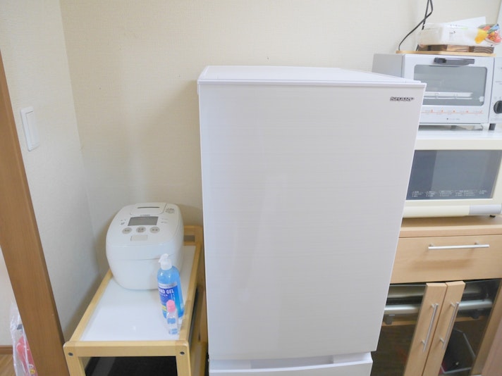 電子レンジ、オーブントースター、炊飯器、冷蔵庫がございます。