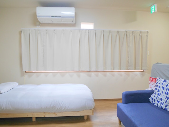 2階のシングルベッドとソファのお部屋です。