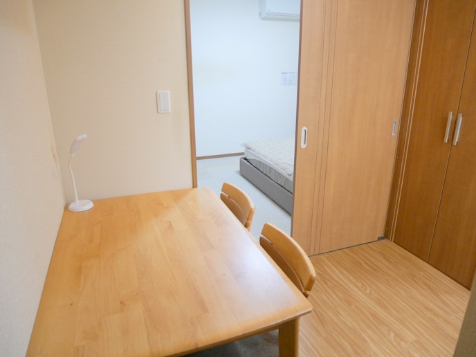 ダイニングテーブル、作業机としてご利用ください。