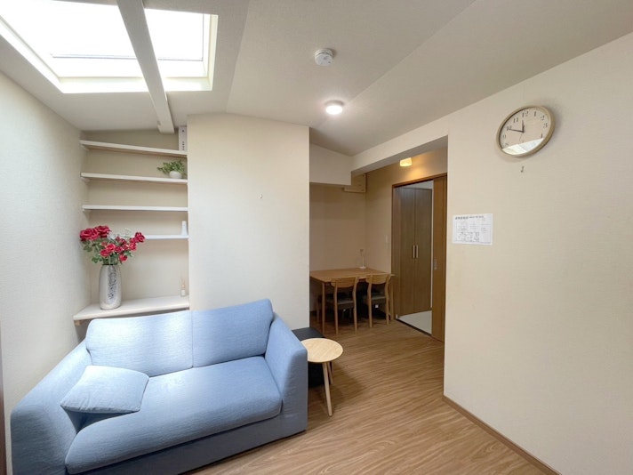 1階のリビングダイニングです。ソファ、ソファテーブル、ダイニングテーブルがございます。