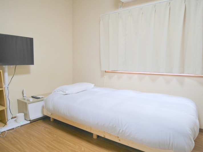 シングルベッドとテレビがございます。