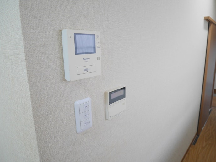 モニター付きのインターフォンがございます。