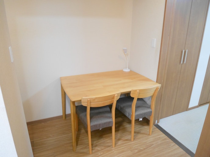 ダイニングテーブルがございます。