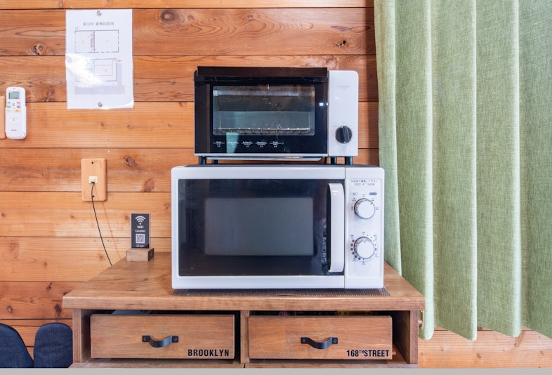 オーブントースターと電子レンジがあります。