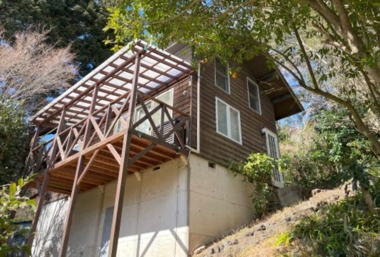 外観はこんな感じです。傾斜地なので、入り口まで階段を登る必要があります。コンクリート部分は倉庫...