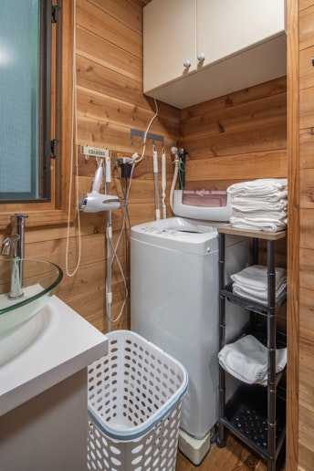 洗濯機です。あまりたくさんは入りません。脱衣所にあります。