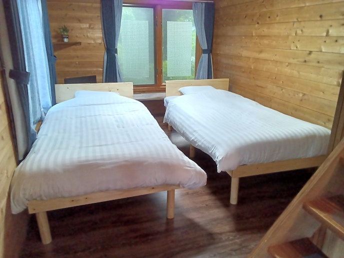 一階の寝室には二つのシングルベッドがあります。テレビもあります。