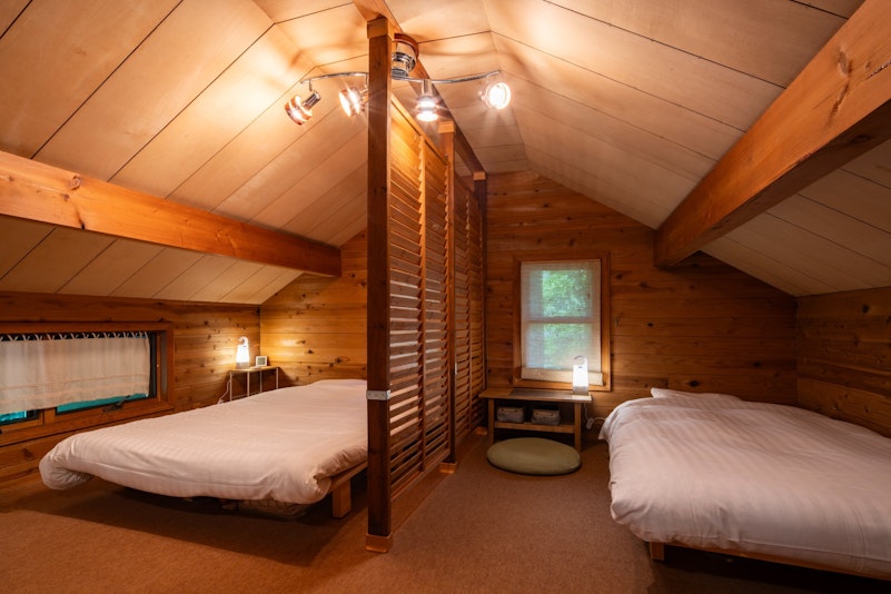 ２階にはダブルベッドとシングルベッド、あと布団が置いてあります。携帯できるあかりを２つ置いています。