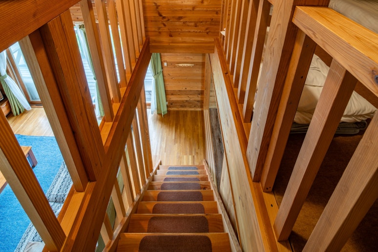 階段です。狭くてちょっと急かもしれません。お子さんが転げ落ちないように気をつけてください。