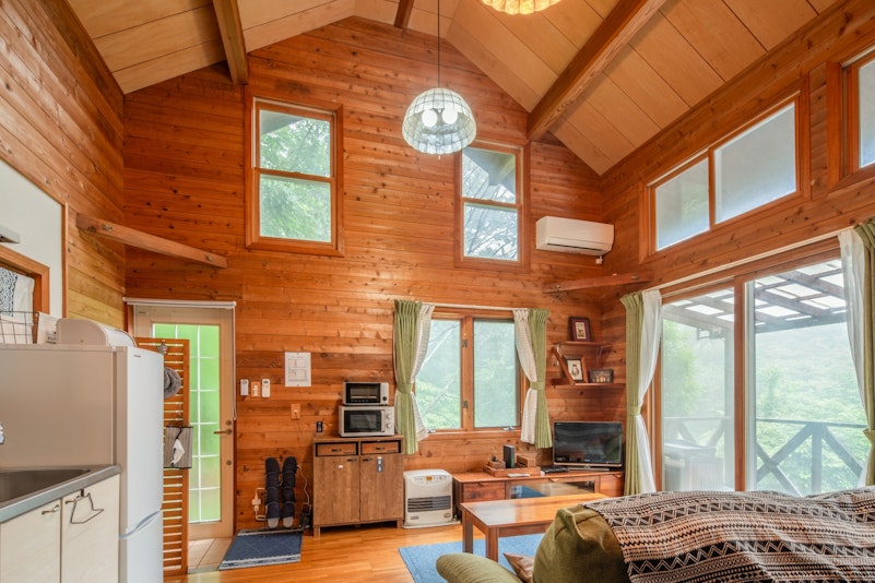 一階のダイニング部分は吹き抜けになっているので開放感があります。エアコンがあります。