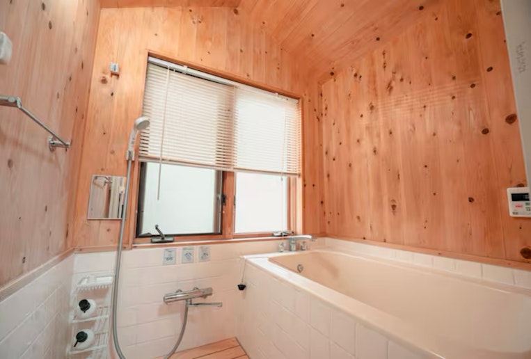 お風呂です。壁が木でできていて気持ちよいです。