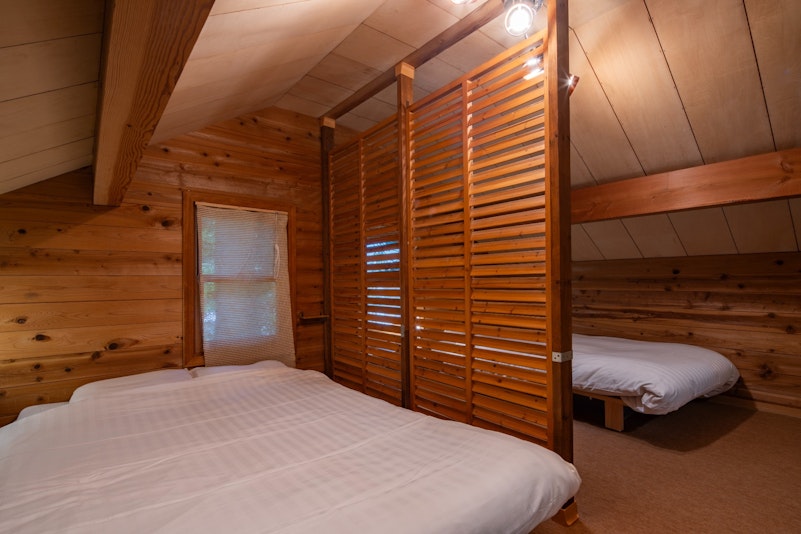 ダブルベッドからシングルベッド側を見たらこうなります。ちょっとすけて見えてしまいます。