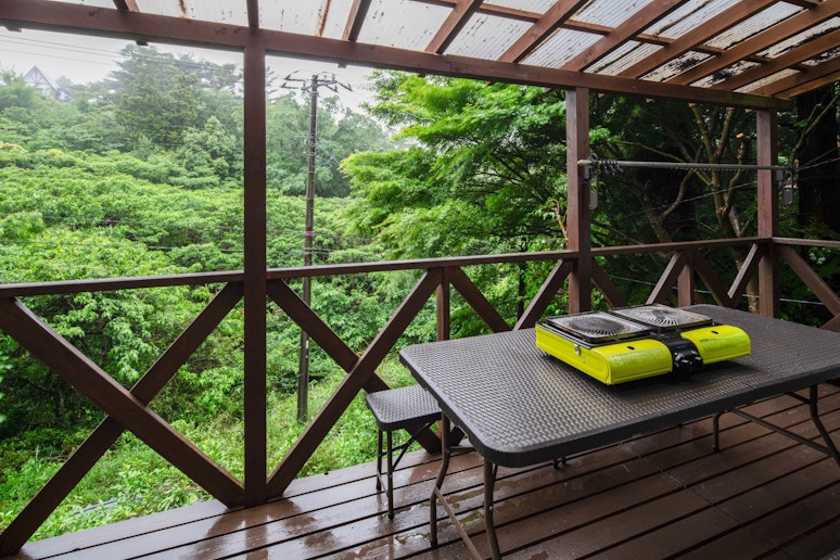 デッキから外を見たところです。木を切ってこの写真よりもう少し見通しよくなっています。雨が降って...