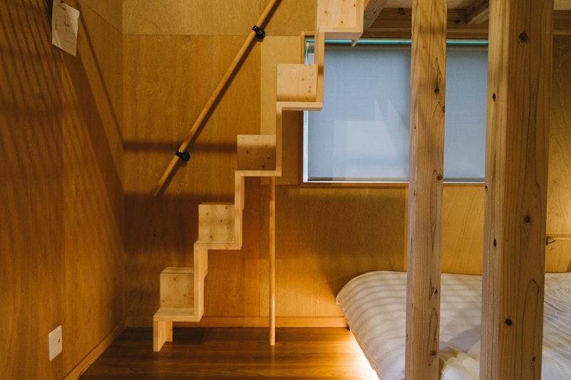 2F寝室（階段）