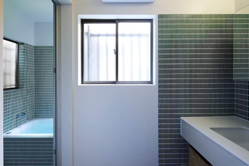 一階バスルームと洗面エリア