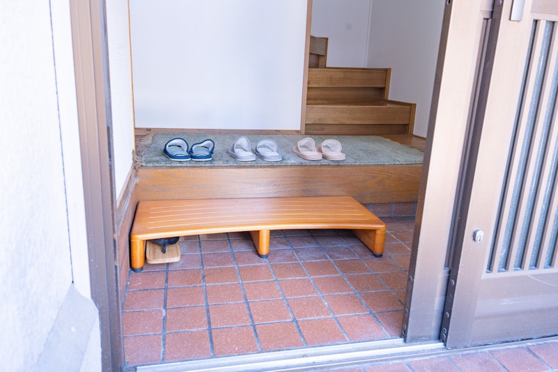 玄関に人数分のスリッパを用意しています