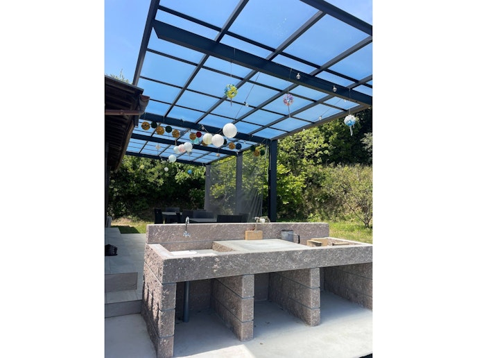 屋外バーベキューは水道も調理場も完備です。大人数一度に焼ける炭置き場があります。