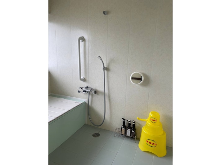 お風呂場には昭和レトロでお馴染みのケロリンが。