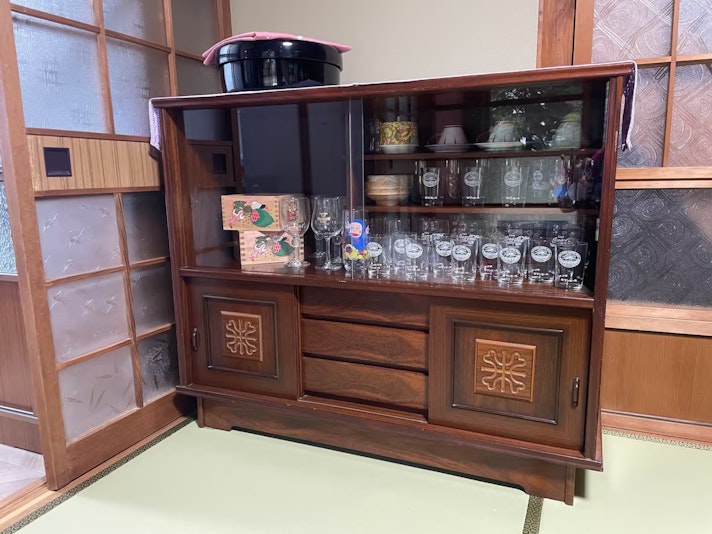 昭和レトロなグラスが並びます。ご自由にお使いください。