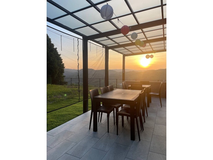 山々から朝日がのぼる様を見ていただけます。