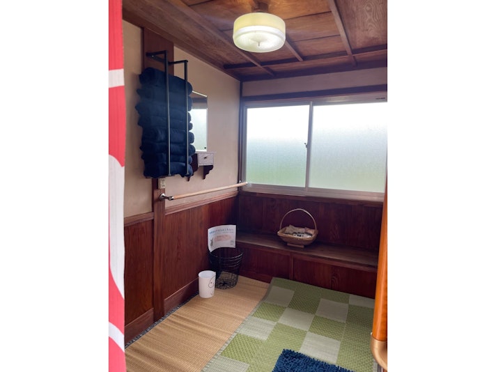 脱衣所にタオル、ボディタオル、入浴剤等が設置されております。