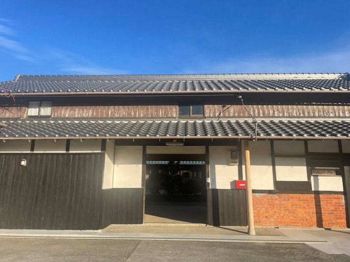 入り口の長屋門です。