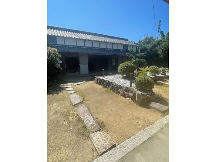 玄関から長屋門までの内庭です。