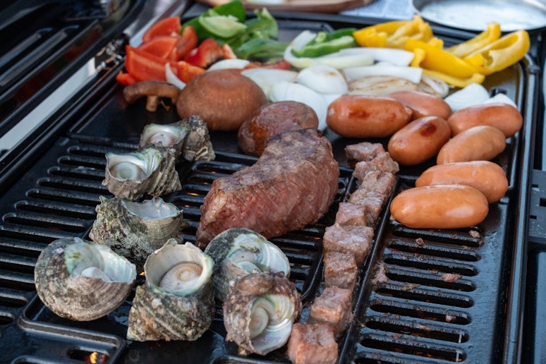 海鮮やお肉、野菜、ソーセージなどを豪快に焼き上げ。 五感で楽しむBBQタイムをお過ごしください。