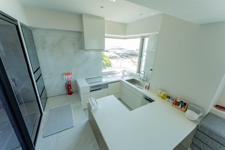 白を基調とした清潔感あふれるキッチン。