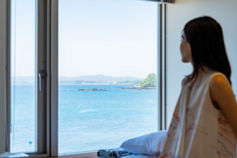 絵画のような窓景色は室内どこからでも。朝夕で表情を変える海を眺めるのが至高の贅沢。