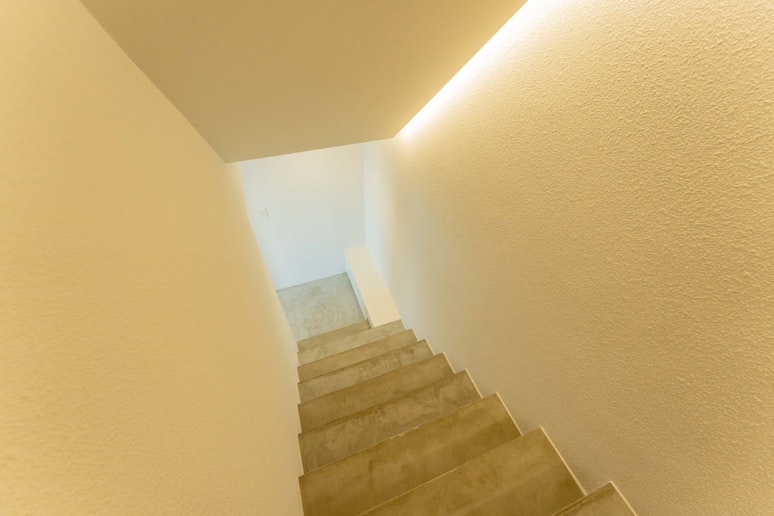 白を基調とした階段。