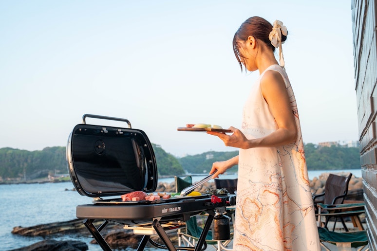 夕暮れの海を眺めながら、贅沢なBBQタイム。...
