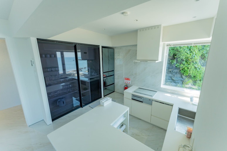 大きな窓から光が差し込む、明るく開放的なキッチンスペース。...