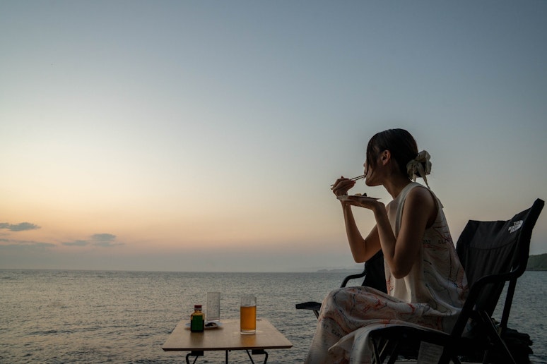 夕日に染まる海を眺めながらの一杯。 日常を忘れるような贅沢な時間が流れます。