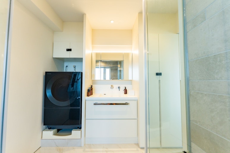 洗面エリアには洗濯乾燥機を完備し、長期滞在にも対応。